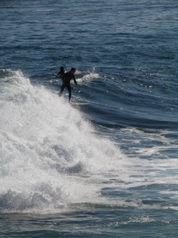 Pegando onda em Monterey, no litoral da Califórnia, nos Estados Unidos